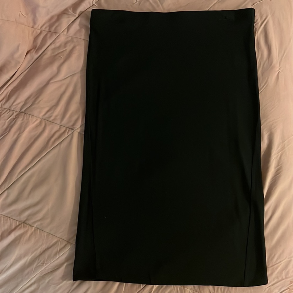 Women’s Straight, Slight Pencil Cut Skirt - Black / Size M